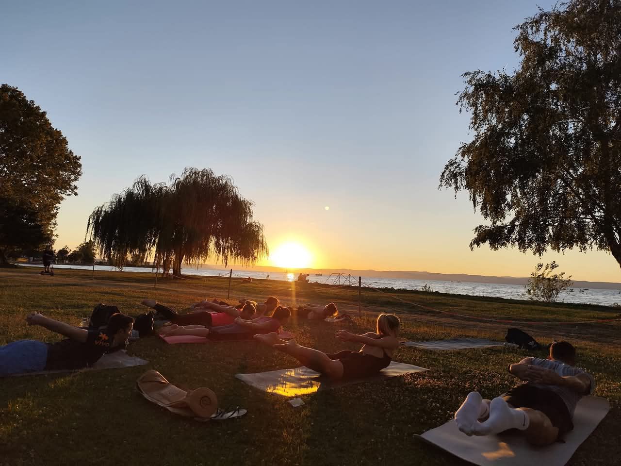 Naplementés Balaton parti jóga Siófokon – Töltődj fel a természet erejével!
