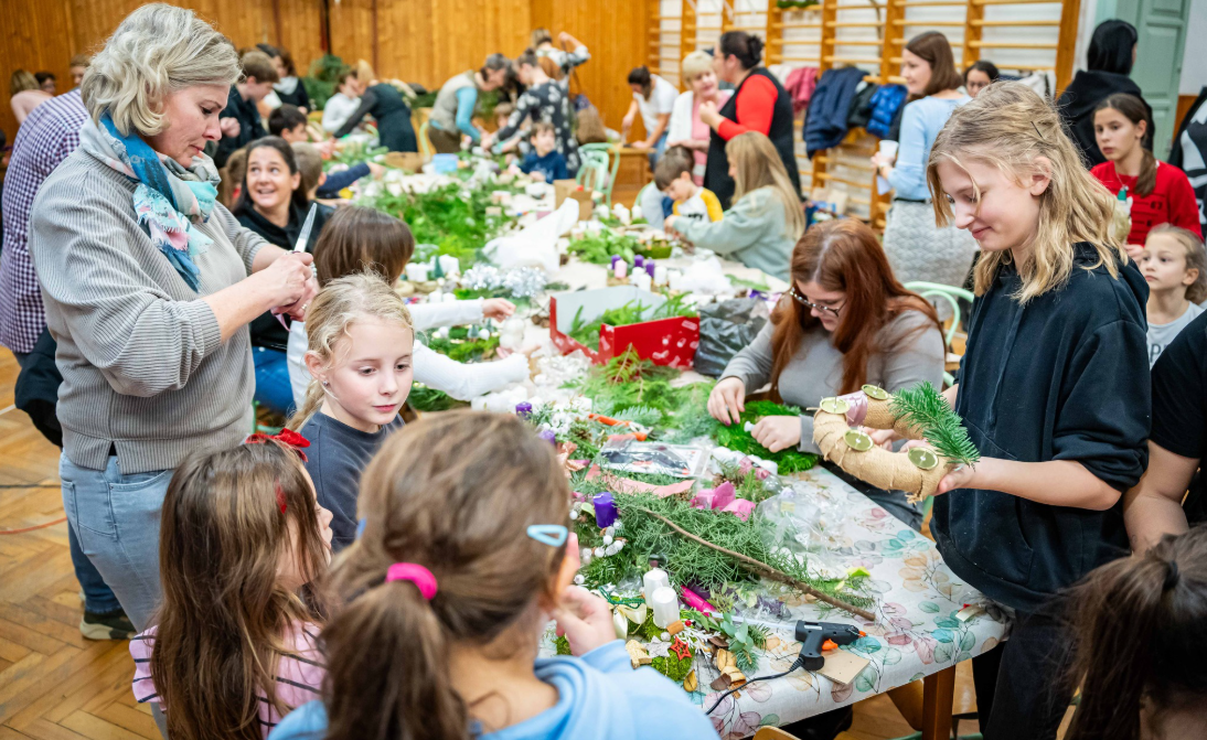 Meghitt adventi koszorúkötés várja a családokat Keszthelyen – pénteken a Ranolderben