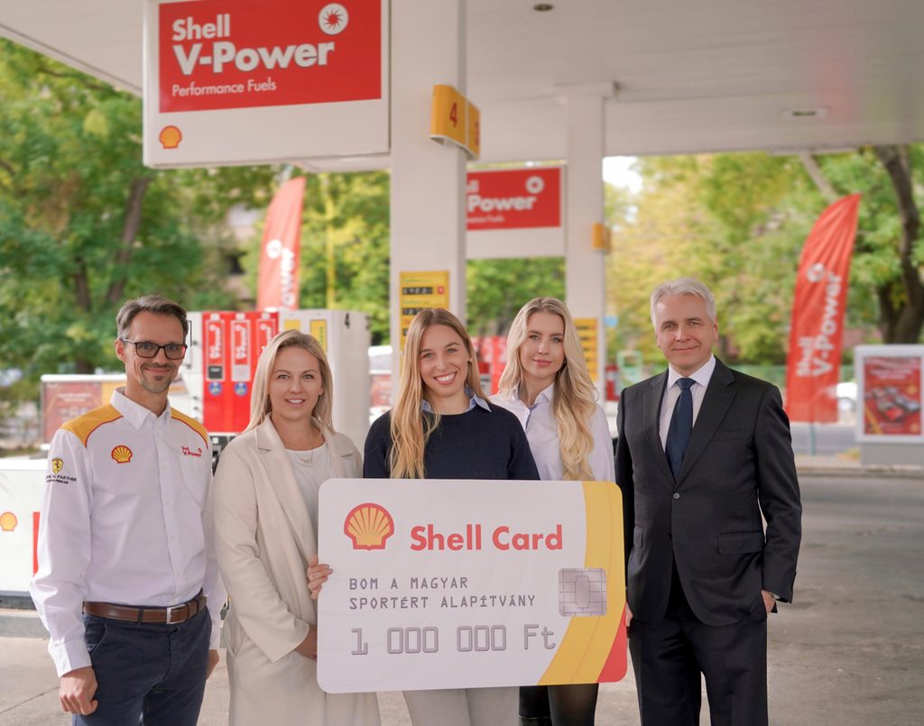 Öt résztvevő a Shell Hungary és a BOM Alapítvány sporttámogatási együttműködéséhez kapcsolódó csoportképen