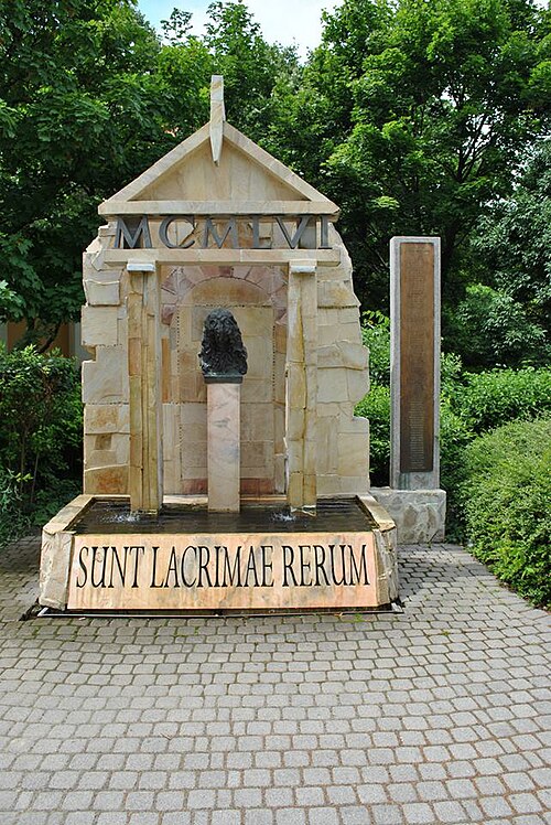 Az 1956-os forradalom emlékműve, a Könnyek kútja Siófokon, a Millennium parkban.